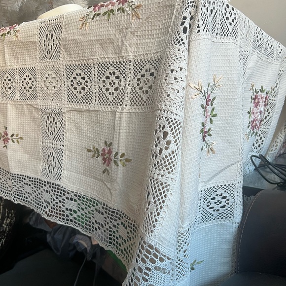 quilt, crocheted & embroidered, floral block pattern; bed cover, coverlet saloon - Picture 3 of 9